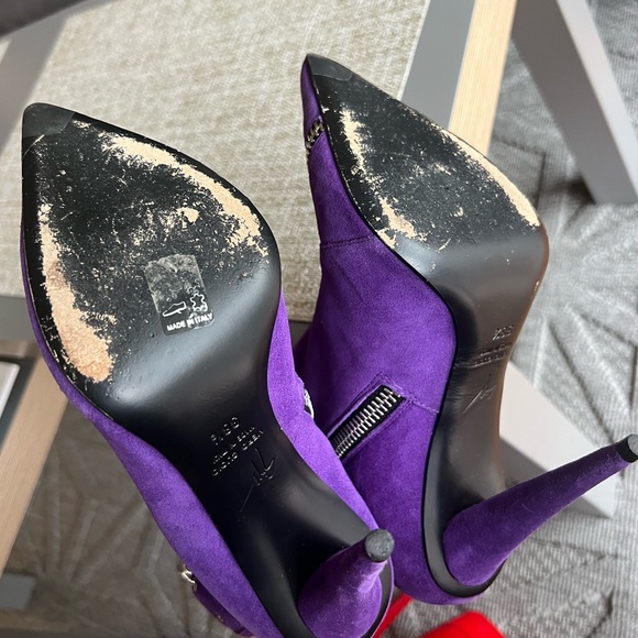 The trendiest color of the season! 💜 Giuseppe Zanotti purple suede ankle boots - Picture 5 of 6